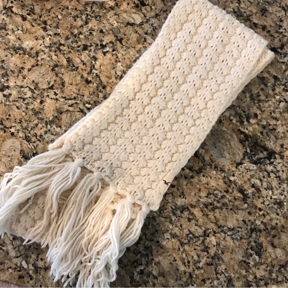 ❄️VINTAGE HOLLISTER Knitted Scarf - Picture 1 of 4